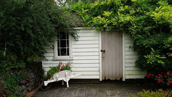 Pourquoi choisir un abri de jardin en PVC ?